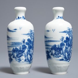 Een paar Chinese blauwwitte vazen met landschappen, Qianlong merk, Republiek, 20e eeuw — foto 4
