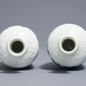 Een paar Chinese blauwwitte vazen met landschappen, Qianlong merk, Republiek, 20e eeuw — foto 5