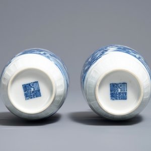 Een paar Chinese blauwwitte vazen met landschappen, Qianlong merk, Republiek, 20e eeuw — foto 6