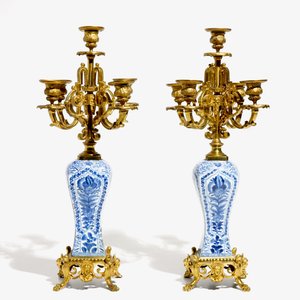 Een paar Chinese blauwwitte vazen met verguld bronzen montuur van kandelaars, Kangxi — foto 2