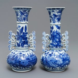 Een paar Chinese blauwwitte vazen naar Venetiaans glazen model, Kangxi — foto 1