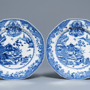 Een paar Chinese blauwwitte wapenborden voor de Franse markt, Qianlong — foto 1