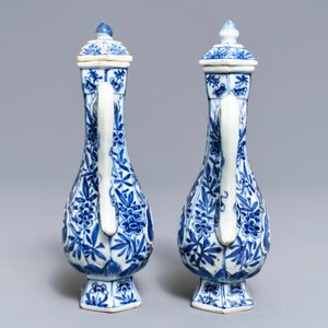 Een paar Chinese blauwwitte wijnkannen met deksels, Kangxi — foto 5