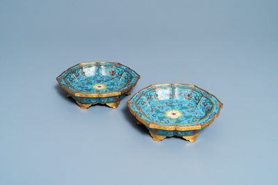 Een paar Chinese bloemvormige cloisonné schotels, Qianlong