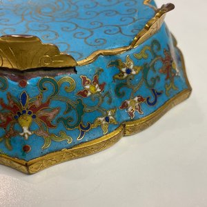 Een paar Chinese bloemvormige cloisonné schotels, Qianlong — foto 71