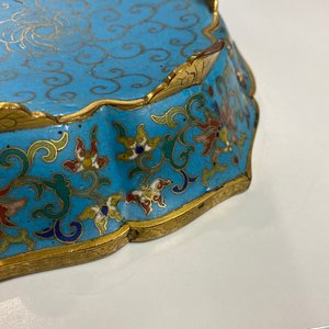 Een paar Chinese bloemvormige cloisonné schotels, Qianlong — foto 73