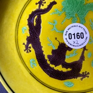 Een paar Chinese borden met draken in groen en aubergine op gele fondkleur, Tongzhi merk en wellicht periode — foto 9