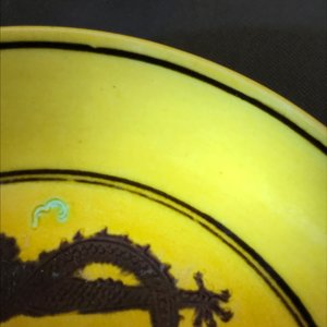 Een paar Chinese borden met draken in groen en aubergine op gele fondkleur, Tongzhi merk en wellicht periode — foto 6