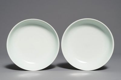 Een paar Chinese borden met onderglazuur decor, Qianlong merk, 19/20e eeuw
