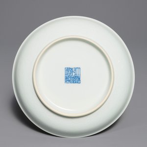 Een paar Chinese borden met onderglazuur decor, Qianlong merk, 19/20e eeuw — foto 3