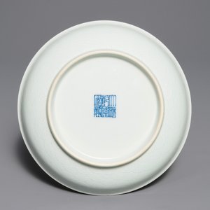 Een paar Chinese borden met onderglazuur decor, Qianlong merk, 19/20e eeuw — foto 4