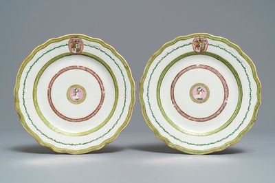 Een paar Chinese borden voor de Deense markt met wapen van Peter van Hemert, Qianlong