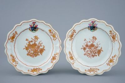 Een paar Chinese borden voor de Spaanse markt met het wapen van Arguello, Qianlong, ca. 1770
