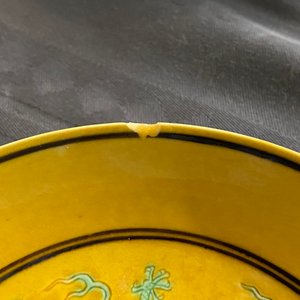 Een paar Chinese bordjes met draken in groen en aubergine op gele fondkleur, Tongzhi merk en periode — foto 5