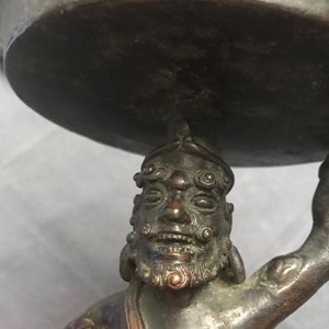 Een paar Chinese bronzen kandelaars, Ming — foto 26