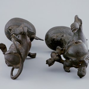 Een paar Chinese bronzen mythologische figuren, Ming Dynastie — foto 6