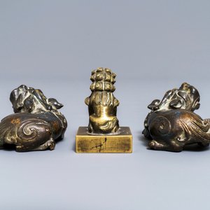 Een paar Chinese bronzen scrollgewichten en een zegel in de vorm van leeuwen, Ming en 18e eeuw — foto 4