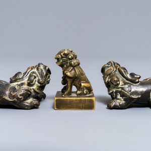 Een paar Chinese bronzen scrollgewichten en een zegel in de vorm van leeuwen, Ming en 18e eeuw — foto 5