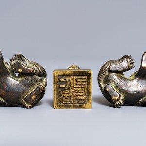 Een paar Chinese bronzen scrollgewichten en een zegel in de vorm van leeuwen, Ming en 18e eeuw — foto 6
