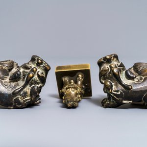 Een paar Chinese bronzen scrollgewichten en een zegel in de vorm van leeuwen, Ming en 18e eeuw — foto 7