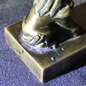 Een paar Chinese bronzen scrollgewichten en een zegel in de vorm van leeuwen, Ming en 18e eeuw — foto 8