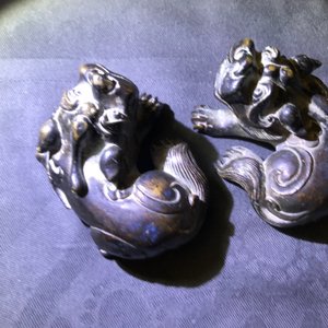 Een paar Chinese bronzen scrollgewichten en een zegel in de vorm van leeuwen, Ming en 18e eeuw — foto 10