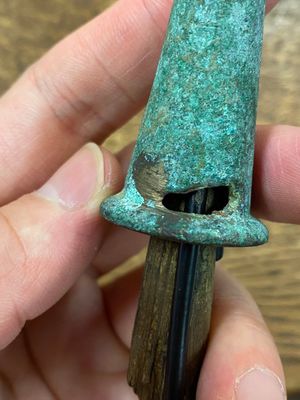 Een paar Chinese bronzen stafbekroningen, Periode der Strijdende Staten, ca. 5/3e eeuw v.C. — foto 11