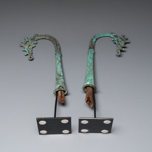 Een paar Chinese bronzen stafbekroningen, Periode der Strijdende Staten, ca. 5/3e eeuw v.C. — foto 6
