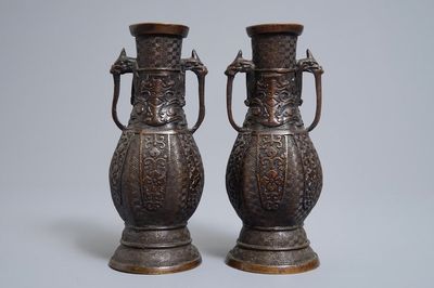 Een paar Chinese bronzen vazen in archaïsche stijl, 19e eeuw