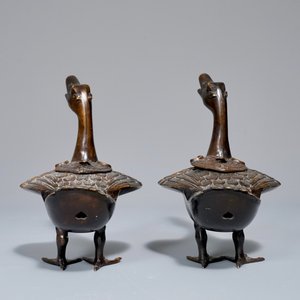 Een paar Chinese bronzen wierookbranders in de vorm van eenden, 18/19e eeuw — foto 3