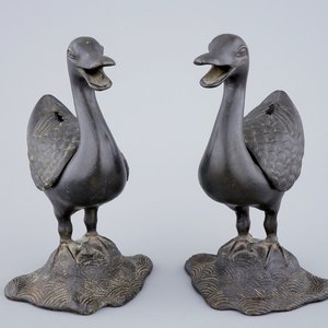 Een paar Chinese bronzen wierookbranders in de vorm van eenden, 18/19e eeuw — foto 1