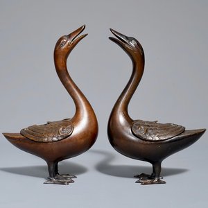 Een paar Chinese bronzen wierookbranders in de vorm van eenden, 18e eeuw — foto 1