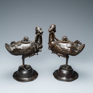Een paar Chinese bronzen wierookbranders in de vorm van eenden op een lotus, late Ming/vroege Qing — foto 2