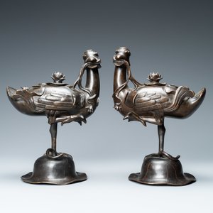 Een paar Chinese bronzen wierookbranders in de vorm van eenden op een lotus, late Ming/vroege Qing — foto 3