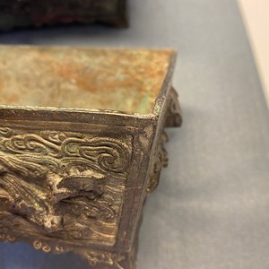 Een paar Chinese bronzen wierookbranders met opengewerkte deksels in Ming-stijl, 19e eeuw — foto 36