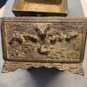 Een paar Chinese bronzen wierookbranders met opengewerkte deksels in Ming-stijl, 19e eeuw — foto 37