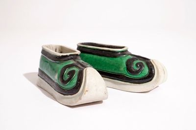 Een paar Chinese brushwashers gemodelleerd als schoenen in famille verte op biscuit, Kangxi
