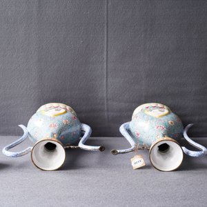 Een paar Chinese Canton email dekselkannen voor de Islamitische markt, Qianlong/Jiaqing — foto 13