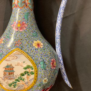 Een paar Chinese Canton email dekselkannen voor de Islamitische markt, Qianlong/Jiaqing — foto 16