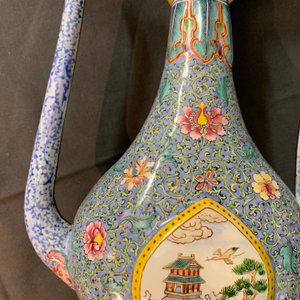 Een paar Chinese Canton email dekselkannen voor de Islamitische markt, Qianlong/Jiaqing — foto 17
