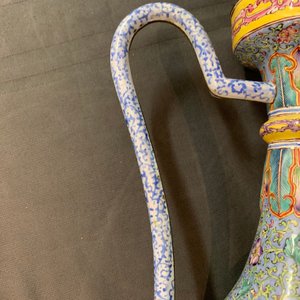 Een paar Chinese Canton email dekselkannen voor de Islamitische markt, Qianlong/Jiaqing — foto 22