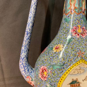 Een paar Chinese Canton email dekselkannen voor de Islamitische markt, Qianlong/Jiaqing — foto 27