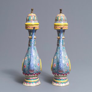 Een paar Chinese Canton email dekselkannen voor de Islamitische markt, Qianlong/Jiaqing — foto 3