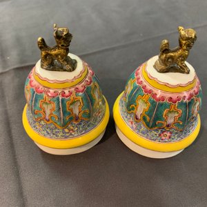 Een paar Chinese Canton email dekselkannen voor de Islamitische markt, Qianlong/Jiaqing — foto 37