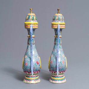 Een paar Chinese Canton email dekselkannen voor de Islamitische markt, Qianlong/Jiaqing — foto 5
