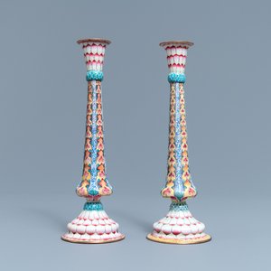 Een paar Chinese Canton email kandelaars met florale motieven, Yongzheng — foto 1