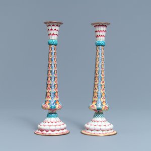 Een paar Chinese Canton email kandelaars met florale motieven, Yongzheng — foto 3