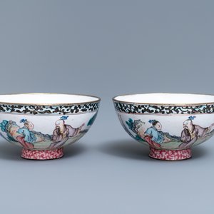 Een paar Chinese Canton email kommen met figuren in een landschap, Yongzheng/Qianlong — foto 7