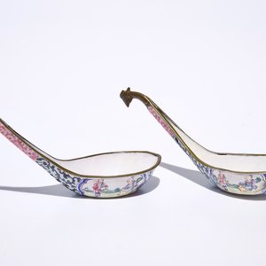 Een paar Chinese Canton emaille lepels met phoenix-hoofden als uiteinde, Qianlong — foto 2