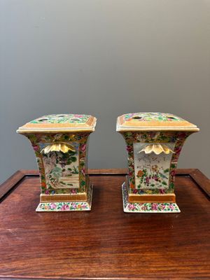Een paar Chinese Canton famille rose bloemenhouders, 19e eeuw — foto 2